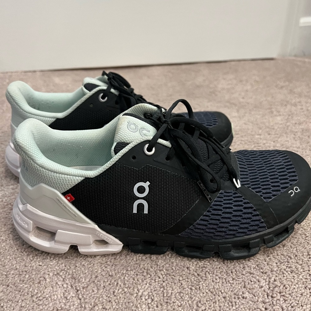 Cloudflyer W Black | White 8.5
Color: Black | White | Mint